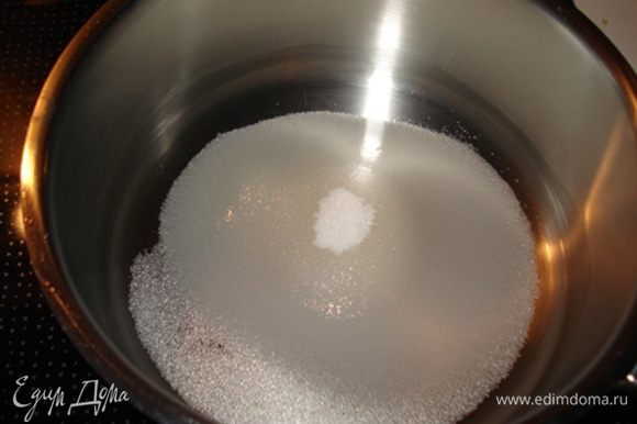 Приготовить сироп. Сахар залить водой и довести до кипения, снять с огня и дать немного остыть. Влить розовую воду и сироп, перемешать до объединения и дать полностью остыть.