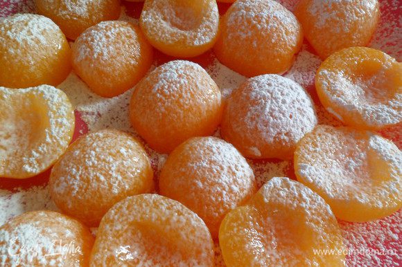 Половинки абрикосов отцеживаем от жидкости, обсыпаем крахмалом.