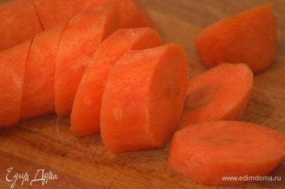Морковь почистить и нарезать кружками толщиной полтора сантиметра.