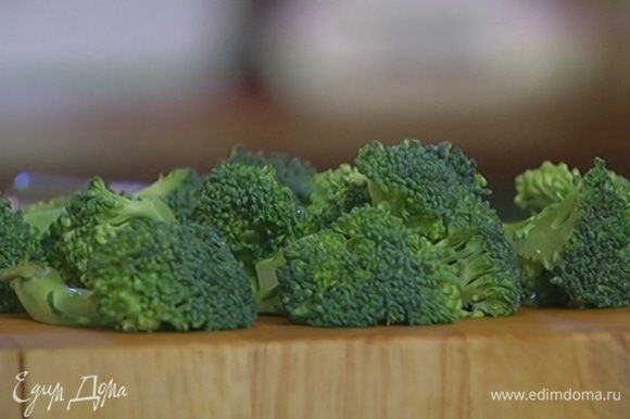 Брокколи разделить на небольшие соцветия и отправить в сковороду с овощами.