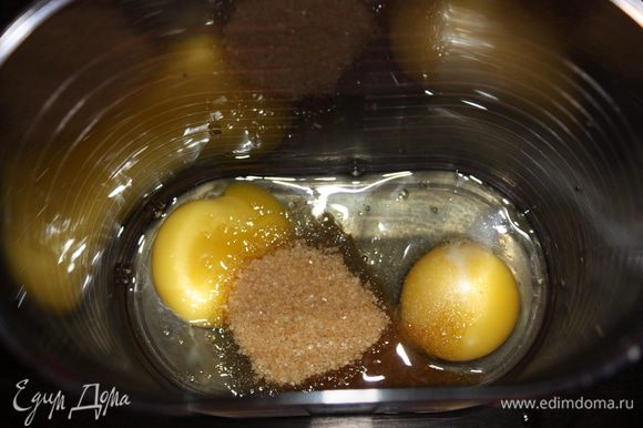 Яйца посолить,добавить сахар и взбить в пышную массу.