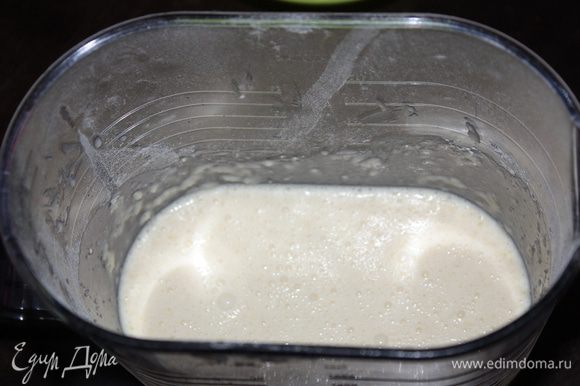 Вылить половину молока с маслом,всыпать муку и взбивать на низкой скорости.Потом долить остальное молоко и еще немного взбить.Оставить в сторону минимум на 20 минут.