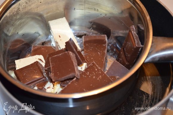 сливочное масло и шоколад (его надо поломать на кусочки) поставить топиться на водяную баню.