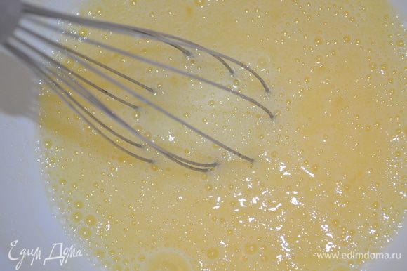 яйца взбить с сахаром в очень пышную белую пену