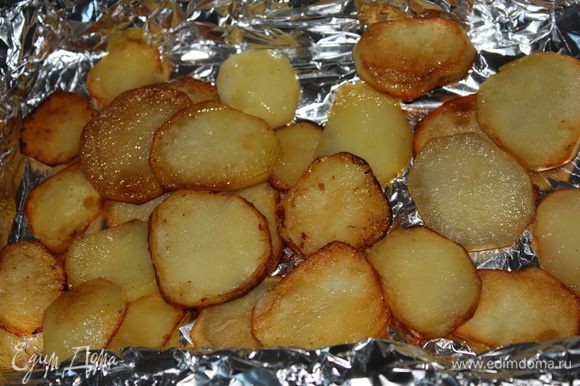 В небольшую форму выложить слой картофеля,посолить...