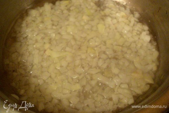 Для конфитюра: мелко порезать лук, добавить сахар и пассировать на оливковом масле до мягкости.