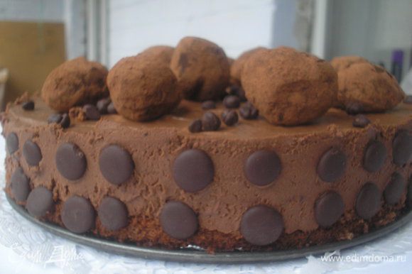 Торт освобождаем из формы, украшаем сверху трюфелями, шоколадными дропсами или по желанию шоколадными фигурками. И наслаждаемся!!