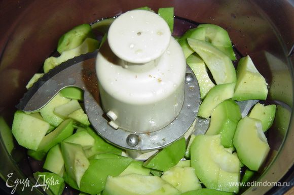 Почистить авокадо, удалить косточку, порезать небольшими кусочками, поместить в блендер, посолить и поперчить по вкусу, а затем взбить до состояния пюре.