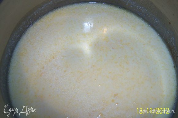 Натрите лимон на терке, для получения цедры и отожмите сок. Масло нарежьте кусочками и положите в кастрюлю вместе с цедрой. Влейте 4 ст. ложки молока и прогрейте смесь. Снимите с огня и влейте остальное молоко и лимонный сок. Яйцо взбейте и влейте в масляную смесь и перемешайте.