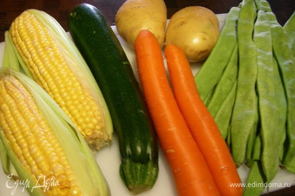 Вот такие овощи я взяла. (Подойдет все: картошка, морковь, брокколи, цветная капуста, помидоры, перец, зеленая фасоль и т.д.)