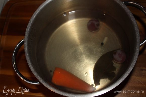 Заранее сварим овощной бульон. Если кому нужно, то на 1 л воды я кладу 1/2 моркови, маленькую луковицу (в нее втыкаю пару гвоздичек), соль, несколько горошин перца и лавровый лист. Можно положить еще дольку картофеля. Доводим до кипения и варим на умереннном огне 15 минут. Процеживаем.