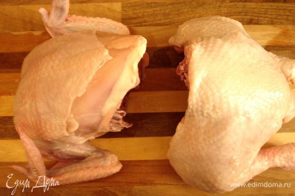От курицы отделить грудную часть. Окорочка можно обжарить или сварить из них отличный бульон.
