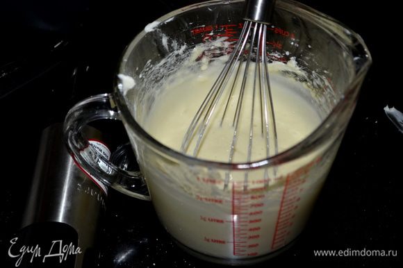 В небольшой чаше взбить слив. сыр и сахар 1/4 стак. до мягкого гладкого состояния и добавить 1 яйцо, перемешать хорошо. Отставить в сторону.