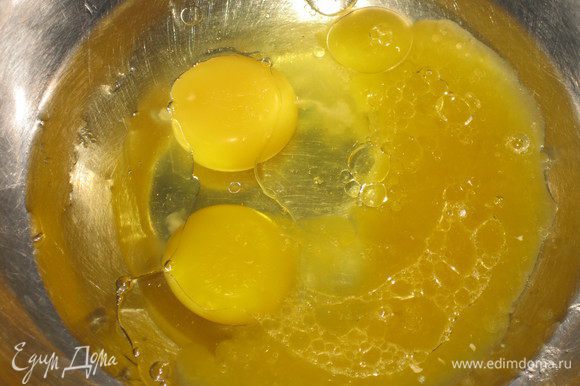 В другой емкости смешать яйца, апельсиновый сок, растительное масло и ванильный сахар. Вылить полученную жидкую смесь в емкость с сухой смесью.