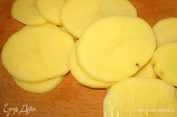 Картофель режем кружочками толщиной 0,5-1 см.