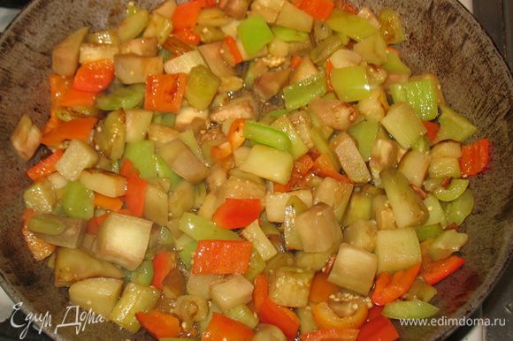 На другой сковороде одновременно с картошкой обжариваем перец и добавляем к нему отжатый от лишней жидкости баклажан. Овощи довести до готовности посолить и поперчить.