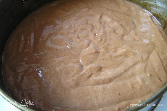 Выложите тесто в разъемную форму для выпечки (у меня диаметр 18 см), смазанную маслом. Выпекайте при 180°C около 35–40 минут до готовности. Проверьте деревянной шпажкой — она должна остаться сухой.