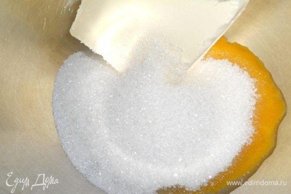 Сахар (65 г) растереть с маслом и желтком.Добавить разрыхлитель и муку и замесить тесто, оно должно быть мягким и немножко липким.
