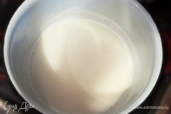 В кастрюльку с молоком добавить сахар и нагреть до полного растворения сахара.