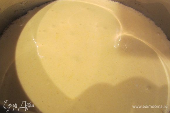 Когда молоко начнет только закипать, добавьте к нему взбитые желтки . Не в коем случае не мешайте! Желтки поднимутся на поверхность молока.