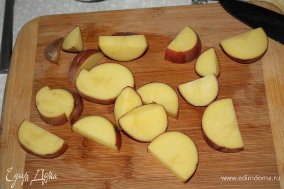 Картофель нарезать небольшими ломтиками.