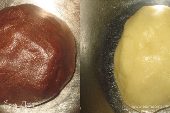 Замесить тесто и разделить на две части. В одну из них добавить какао-порошок. Обернуть тесто целлофановой пленкой и поместить в холодильник на 30 мин.