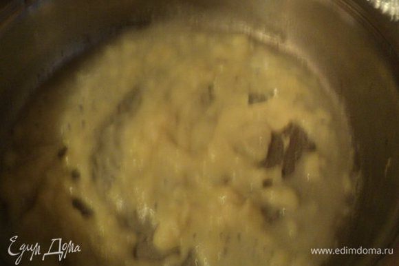 Приготовить соус: Растопить на сковороде сливочное масло, добавить муку и пассировать, постоянно помешивая, до слегка кремового цвета.