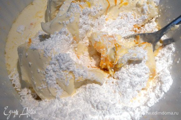Для фростинга соединить все ингредиенты (количество сахарной пудры может варьироваться - зависит от желаемой густоты) и растереть до однородного состояния. Покрыть остывший пирог, выдержать его в холодильнике хотя бы час, и можно подавать.