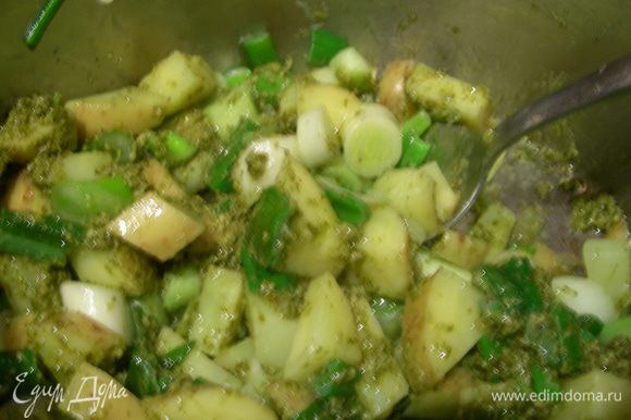 На оливковом масле обжариваем зеленый лук минуты 2 до мягкости. Затем добавляем картофель, готовим еще минуту.