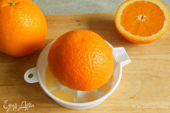Из апельсинов выжать сок, влить его через сито в кастрюлю, добавить сахар и размешать до полного растворения.