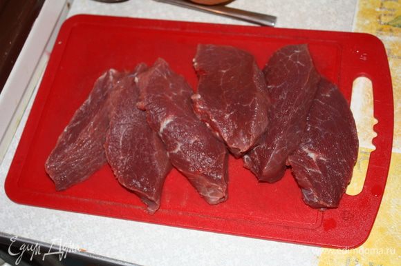 Нарезаем мясо на небольшие порционные кусочки (ломтики).