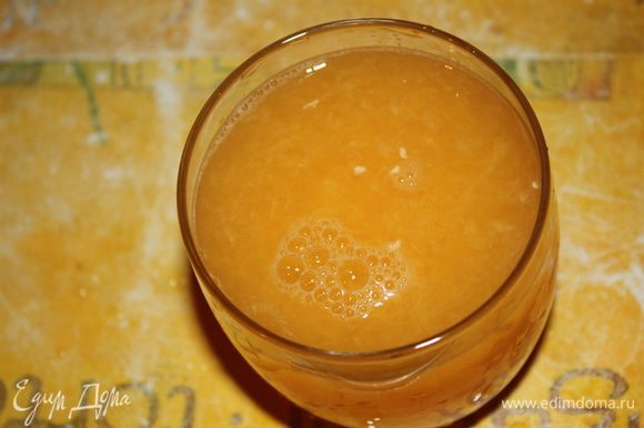 Натираем цедру и выжимаем сок у апельсинов.