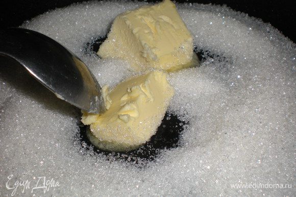 Для карамели высыпаем сахар на сковороду и растапливаем с сливочным маслом. Оставляем на самом маленьком огне.