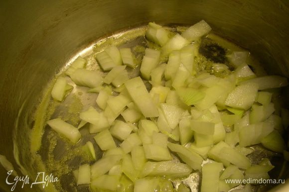 Одну луковицу мелко режем и обжариваем пару минут на сливочном масле.