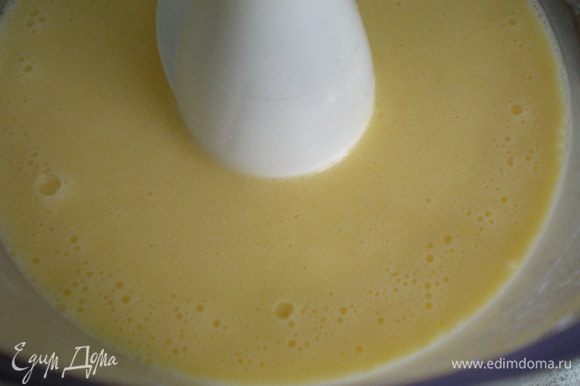 Соединяем ,,мокрые,, ингредиенты: 3/4 стакана молока, яйцом и растопленное сливочное масло. Взбить миксером или комбайном.