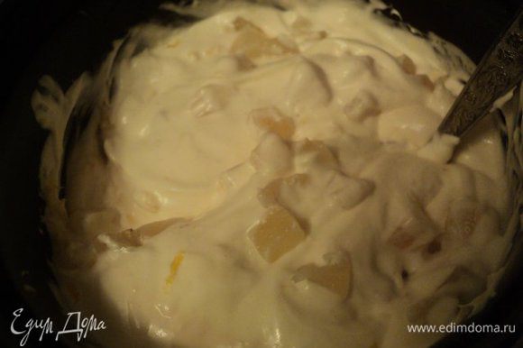 ¼ часть сметанного крема отложить для оформления верха и боков торта. В остальную часть добавить мелко порезанные консервированные ананасы.