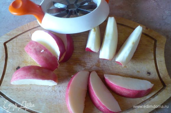 Яблоко порезать на дольки и почистить.