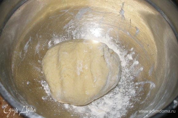 Масло растереть с мукой,добавить яйцо,сахар и добавляя по ложке воды замесить тесто,если надо,можно подмешать еще муки.Убрать на 30 минут в холодильник.