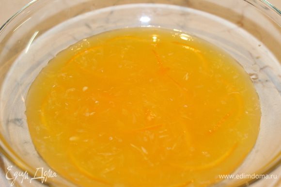 Готовим желе: желатин замочить в холодной воде минут на 10. Отжатый сок апельсина и лимона подсластить и немного нагреть на огне. Добавить отжатый желатин и растворить его в соке. В круглую миску вылить желатиновую массу, добавить немного засахаренной кожуры-декора и поставить в холодильник на 1 час