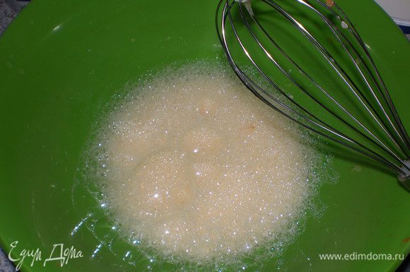 Готовим тесто: взбиваем яйца, можно добавить щепотку соли.