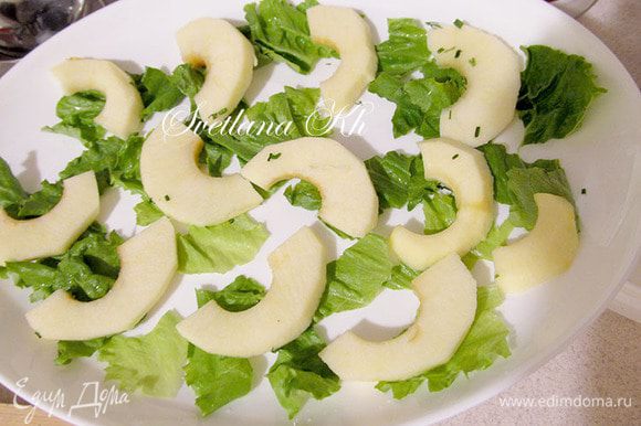На блюдо разложить листья салата, яблоки, свеклу, орехи, брынзу, посыпать зеленью.