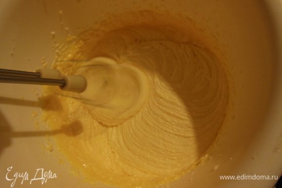 духовку нагреть до 180 С, взбить масло с сахаром добела, постепенно добавить желтки и хорошенько вымешать