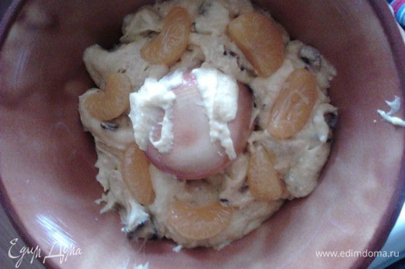 Смазать форму слив. маслом, и выложить туда тесто, перекладывая его мандариновыми дольками.