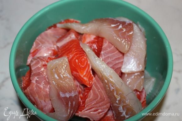 Замариновать рыбу в смеси соевого соуса и лимонного сока и оставить на 30 минут.
