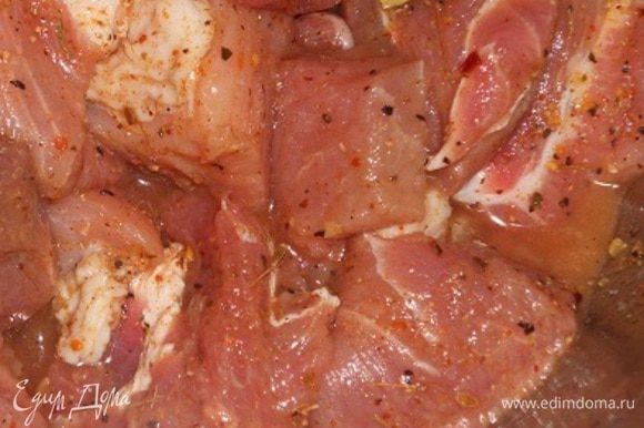 Мясо нарезать кусочками,посолить и поперчить, добавить вино и лавровый лист - перемешать,обжарить на масле со всех сторон.