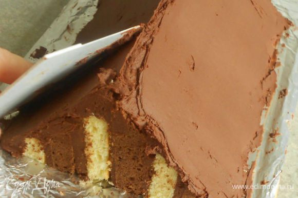 Оставшийся ганаш равномерно нанести на пологие стороны пирога ножом или шпателем снизу вверх, формирую сверху "гребешок". Если крем сильно загустел, взбейте его ещё раз миксером, он станет мягким.