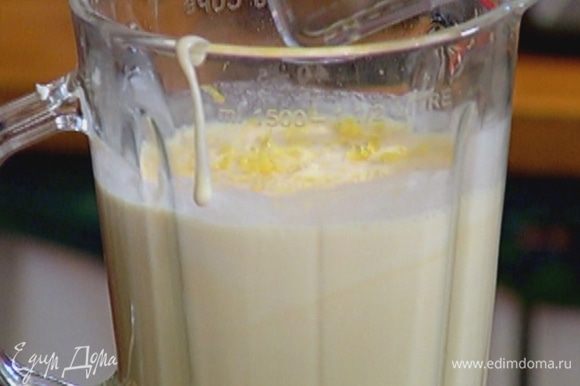 Приготовить крем: оставшийся сахар и яйца соединить с рикоттой и сливками и взбить в блендере в однородную массу, добавить сок и цедру лимонов, все перемешать.