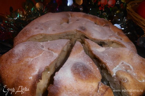 Пирог получается очень дырчатый,а яблочки вперемешку с орешками и корицей-просто наслаждение!