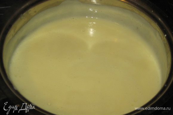 Постоянно помешивая , влить молоко тонкой струйкой. Перелить в кастрюлю с глубоким дном и ,непрерывно помешивая, варить до получения кремообразного состояния.
