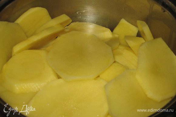 Картофель почистить, нарезать тонкими кружочками и бланшировать в небольшом количестве кипящей подсоленной воде 5 минут. Воду слить, картофель выложить на бумажное полотенце, просушить.